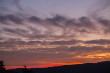 Günbatımında renkli kırmızı gökyüzü