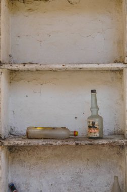 Binanın içindeki eski şişeler, terk edilmiş hayalet kasaba.