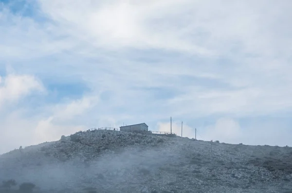 Maison Dans Brouillard Sur Montagne — Photo