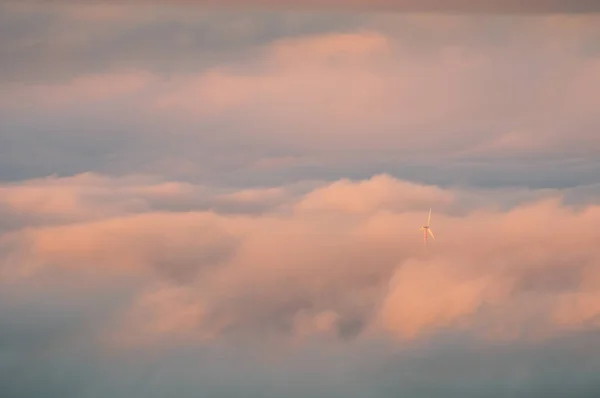 Turbin Angin Dalam Kabut — Stok Foto