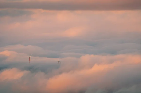 Turbin Angin Dalam Kabut — Stok Foto