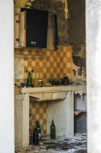 Старые Бутылки Внутри Здания Заброшенный Город Призрак — стоковое фото