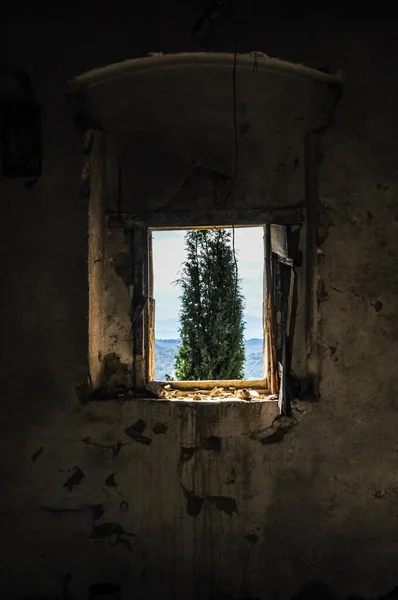 Окно Заброшенном Городе Призраке — стоковое фото