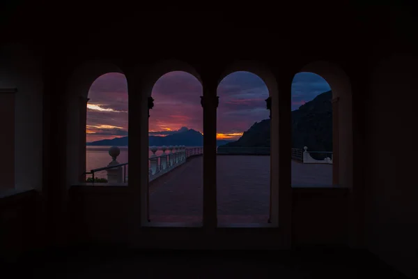 Zachód Słońca Nad Morzem Przez Łukowe Okna — Zdjęcie stockowe
