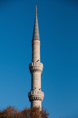 İstanbul 'daki caminin minaresi, hindi  