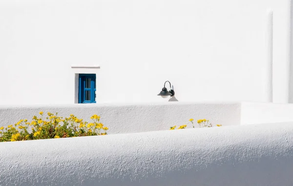 Casa Mediterrânea Branca Com Lâmpada Janela Azul Flores — Fotografia de Stock