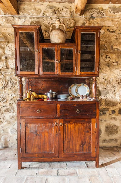 農家の家の古い木の食器棚は — ストック写真