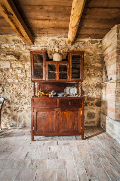 Παλιό Ξύλινο Ντουλάπι Στο Σπίτι Του Αγρότη — Φωτογραφία Αρχείου