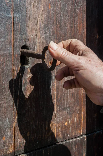 Antique Iron Key Door Lock Hand Turns Key — Fotografia de Stock