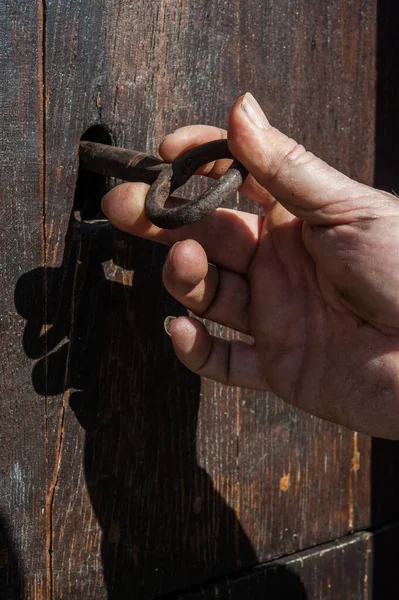 Αντίκες Σιδερένιο Κλειδί Στην Πόρτα Κλειδαριά Και Χέρι Γυρίζει Κλειδί — Φωτογραφία Αρχείου