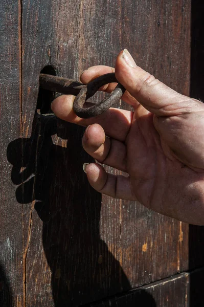 Starožitný Železný Klíč Zámku Dveří Ruka Otočí Klíčem — Stock fotografie