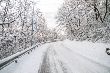 Kışın karlı yol