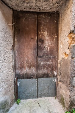 old abandoned building, wooden door
