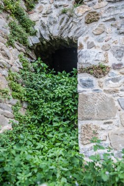 Eski binanın hasarlı kapısı.