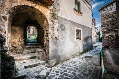 tuff arch over the alley in the old town