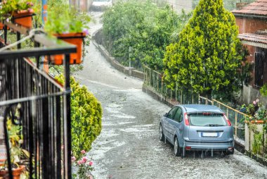 Kasabada yoğun bir dolu var.