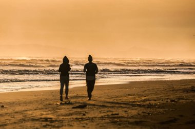 sahilde koşu insanlar