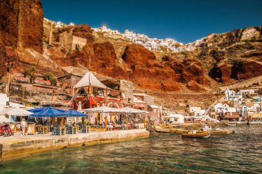 Akdeniz 'deki Santorini Yunan adasının turistik limanı