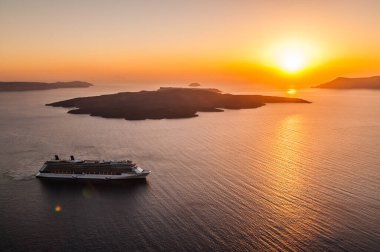 Denizde seyahat eden gemiler