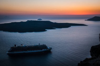 Denizde seyahat eden gemiler