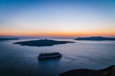 Denizde seyahat eden gemiler