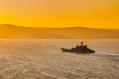 Gemi gün batımında yola çıkıyor.