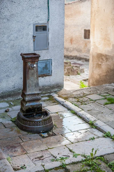 Alter Rostiger Eiserner Brunnen Historischen Zentrum — Stockfoto