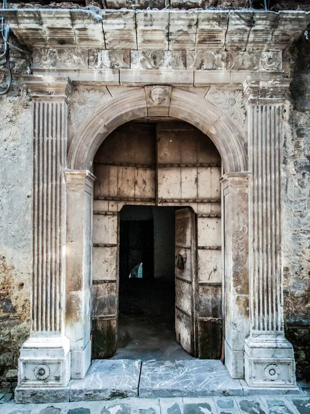 Starożytna Brama Opuszczonego Średniowiecznego Pałacu — Zdjęcie stockowe