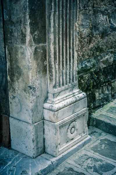 Starożytna Brama Opuszczonych Średniowiecznych Szczegółów Pałacu — Zdjęcie stockowe