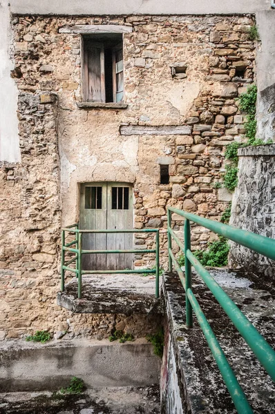 Velho Edifício Abandonado Porta Madeira — Fotografia de Stock