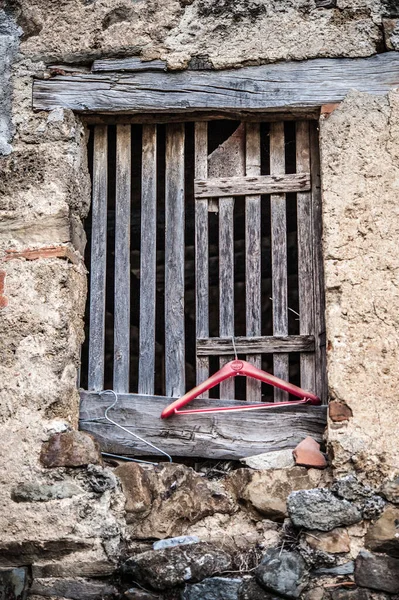 Okno Drewnianą Kratą Opuszczonego Domu — Zdjęcie stockowe