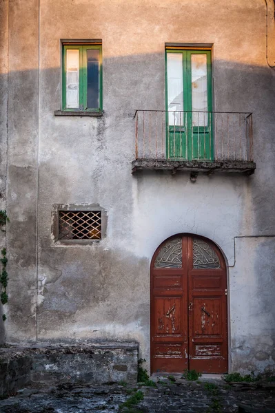 Casa Abandonada Antigas Portas Madeira — Fotografia de Stock