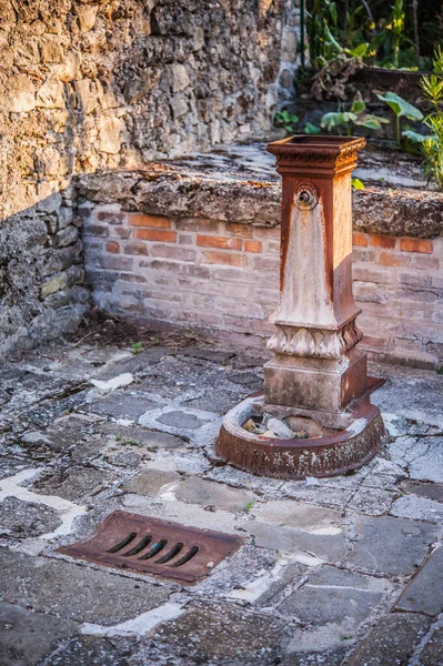 Ancient Rusty Iron Fountain Historic Center — Stock Photo, Image
