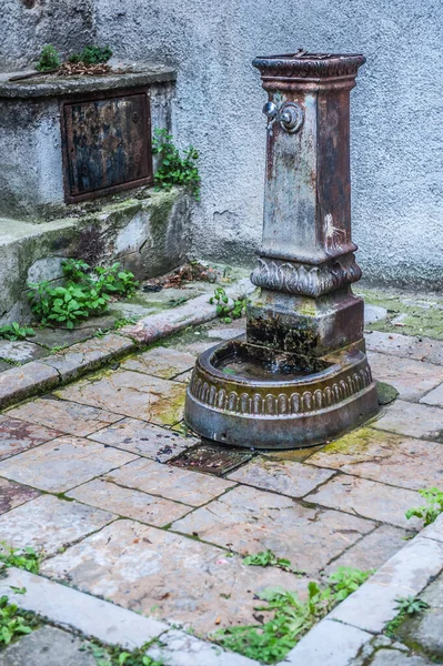 Ancient Rusty Iron Fountain Historic Center — Stock Photo, Image