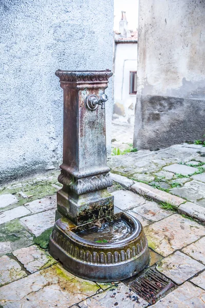 歴史的中心部にある古代錆びた鉄の泉 — ストック写真