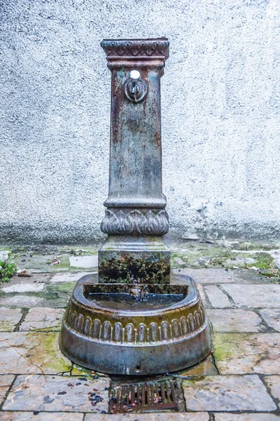 Ancienne Fontaine Fer Rouillé Dans Centre Historique — Photo
