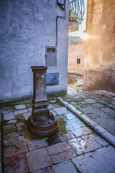 Antica Fontana Ferro Arrugginito Nel Centro Storico — Foto Stock