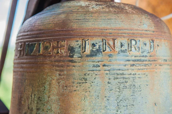 塔の青銅製の古代鐘 — ストック写真