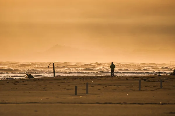 Man Walking Beach Sunrise — Stockfoto