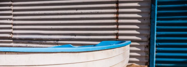 海水浴場のボート白と青の背景 — ストック写真