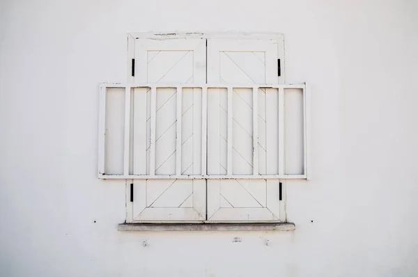 Zamknięte Białe Drewniane Okno Białą Ścianą — Zdjęcie stockowe