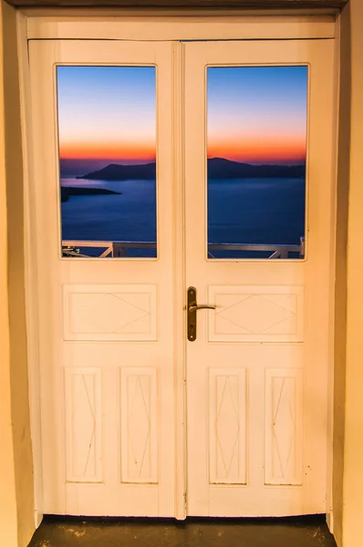 Widok Przez Drzwi Morze Śródziemne Zachód Słońca — Zdjęcie stockowe