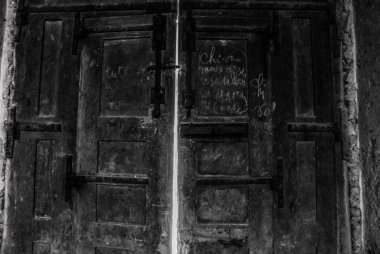 abandoned country house, abandoned farm house, facade, trash, ruins, abandoned room, bombed house, house after war, war ruins, door,