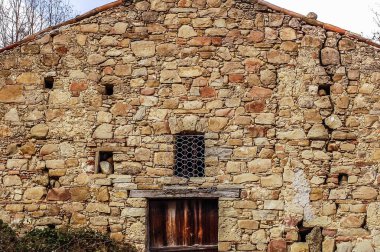 abandoned country house, abandoned farm house, facade, trash, ruins, abandoned room, bombed house, house after war, war ruins, door,