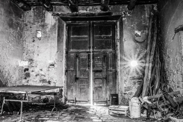 废弃的乡村房屋 废弃的农舍 废弃的房间 被轰炸的房屋 战后的房屋 战争的废墟 — 图库照片