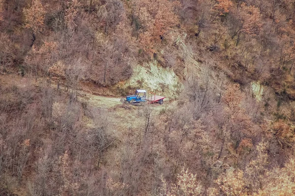 Dağlardaki traktörün hava manzarası, ormanların tahtadan kesilmesi.