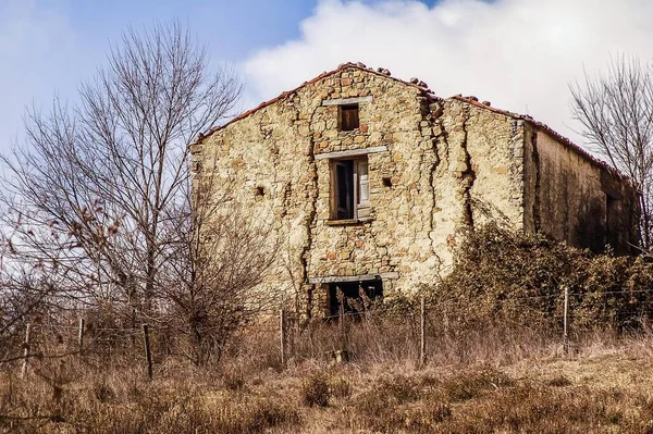 Casa Campo Abandonada Granja Abandonada Fachada Basura Ruinas Habitación Abandonada —  Fotos de Stock