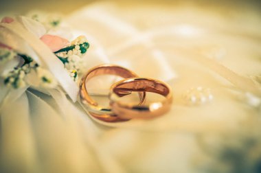 the bridal rings of the spouses