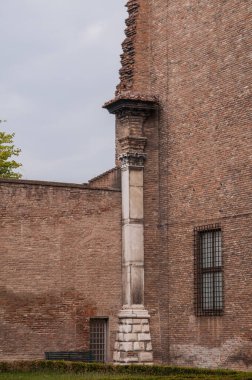 Tuğladan yapılmış bina cephesi