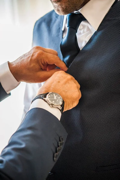 Stock image the father knots the tie to the groom